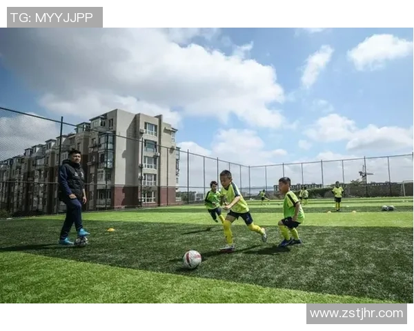 在我们不一样的足球场上追逐梦想与激情的青春岁月